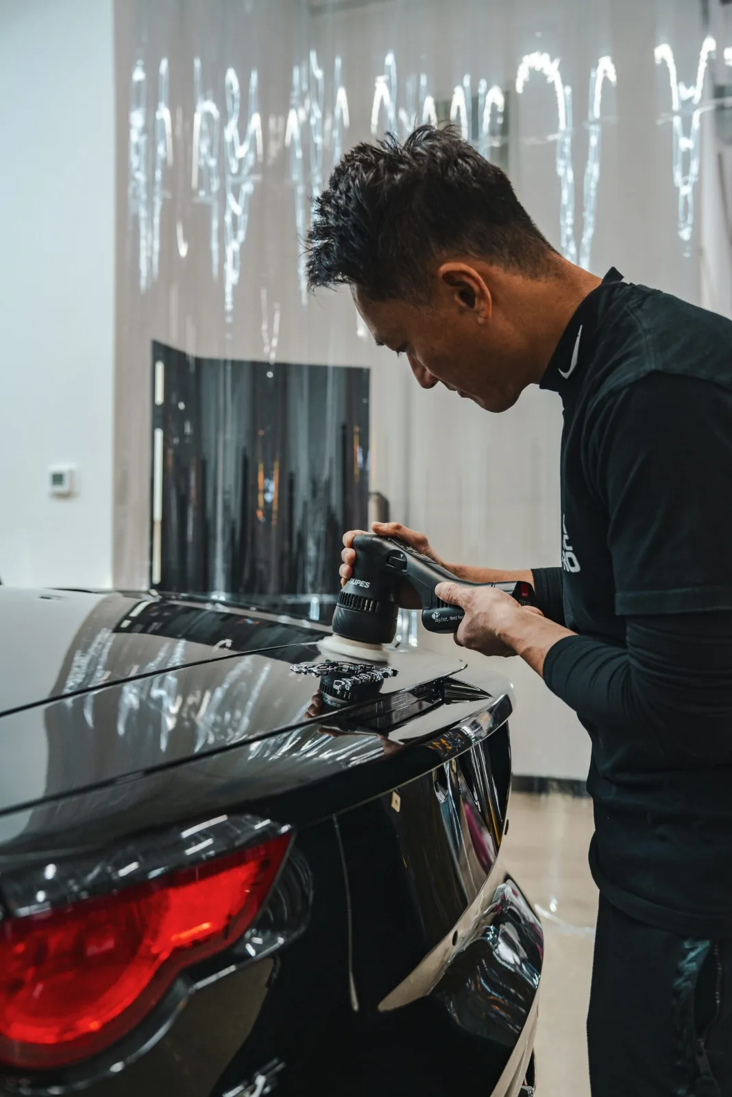 Detailer using a dual-action polisher on black paint